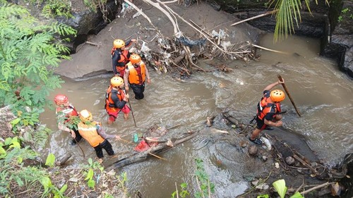 Tim SAR melakukan pencarian pria asal Jakarta Utara yang terseret arus sungai di Jembatan Sungai Batu Dendeng, Banjar Bangkelisan, Desa Mas, Ubud, Gianyar, Bali, Jumat (31/10/2025). (Foto: Basarnas Bali)