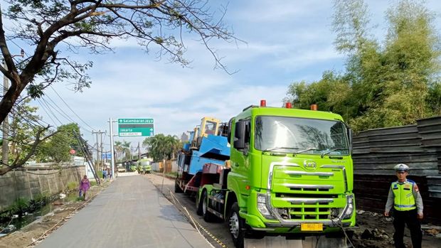 Truk Anjlok di Kosambi Truk Anjlok di Kosambi