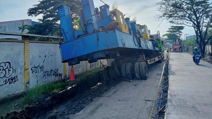 Truk Anjlok di Kosambi Truk Anjlok di Kosambi