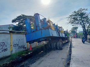 Truk Anjlok di Kosambi Tangerang Bikin Macet, Lalu Lintas Dialihkan