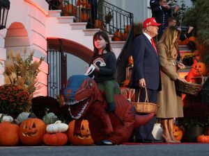 Video: Momen Trump Bagi-bagi Permen Tradisi Halloween di Gedung Putih