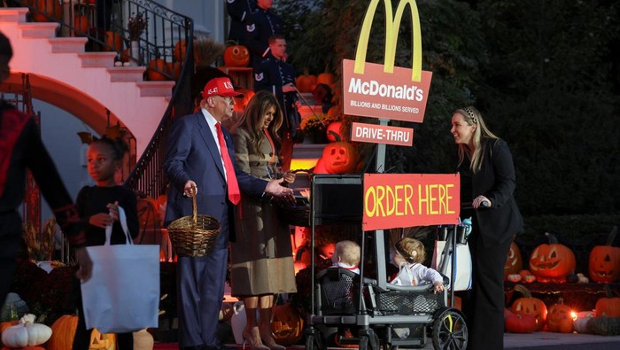 Trump dan Melania Rayakan Halloween Meriah di Gedung Putih U.S. President Donald Trump and first lady Melania Trump host trick-or-treating children during a Halloween event at the White House in Washington, D.C., U.S., October 30, 2025. REUTERS/Kylie Cooper