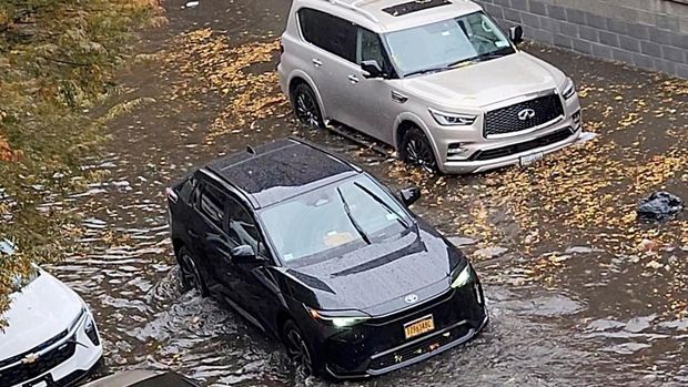 USA-WEATHER/ Sejumlah mobil melewati jalanan yang tergenang air di tengah hujan di New York, AS, 30 Oktober 2025 dalam tangkapan layar yang diambil dari video media sosial. Abigail Ekue/via REUTERS