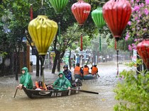 Vietnam Banjir! Turis-turis Dievakuasi dari Tempat Wisata
