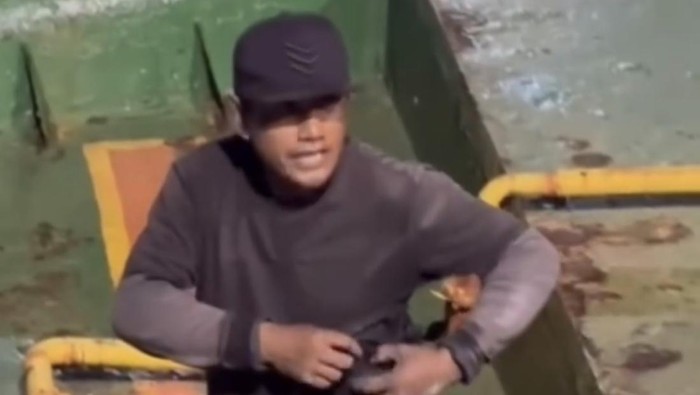 Viral pria bergerilya di atas kapal sandar malam hari Viral pria bergerilya di atas kapal sandar malam hari