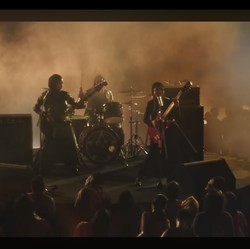 Zombie Ikut Moshing, Tangan Gitaris Voice of Baceprot Kena Gigit Zombie Ikut Moshing, Tangan Gitaris Voice of Baceprot Kena Gigit