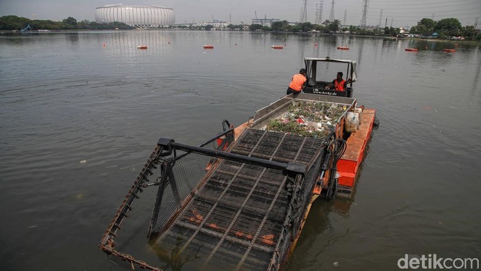 Sejumlah petugas UPS Badan Air Dinas Lingkungan Hidup membersihkan Waduk Cincin, Papanggo, Jakarta Utara, Jumat (31/10/2025). Aksi bersih-bersih ini merupakan kegiatan rutin Pemprov DKI untuk menjaga kebersihan badan air dan mencegah banjir di musim hujan.