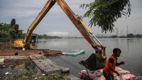 Dengan jaring dan tongkat sederhana, para petugas bekerja di bawah terik matahari agar waduk tetap bersih dan berfungsi optimal. Beberapa titik waduk juga dikeruk ringan untuk mengurangi endapan lumpur yang menumpuk. 