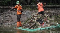 Para petugas harus mengangkut hingga tiga kali lebih banyak sampah dibanding hari biasa. Meski berat, mereka tetap bekerja penuh semangat demi memastikan waduk tidak tersumbat dan tetap berfungsi baik. 
