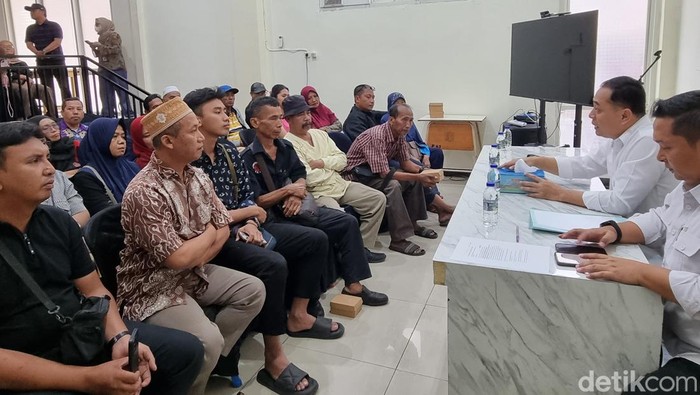 Wali Kota Eri Cahyadi melakukan mediasi konflik tanah penembokan jalan di Surabaya