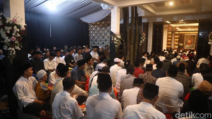 Warga meadati tahlilan mendiang istri Bupati Purwakarta. Warga meadati tahlilan mendiang istri Bupati Purwakarta.