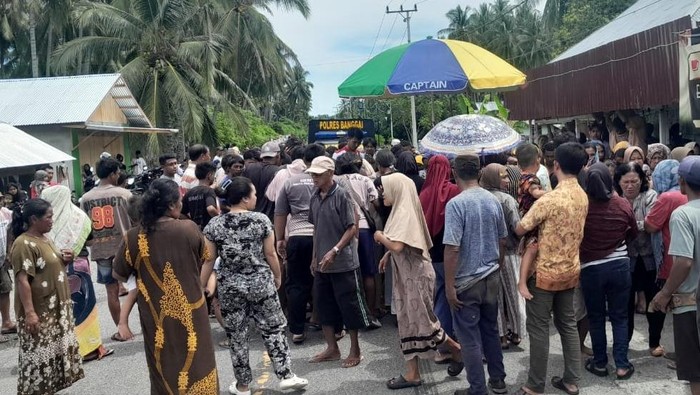 Warga memadati lokasi bocah TK tewas tertabrak di Banggai. Warga memadati lokasi bocah TK tewas tertabrak di Banggai.