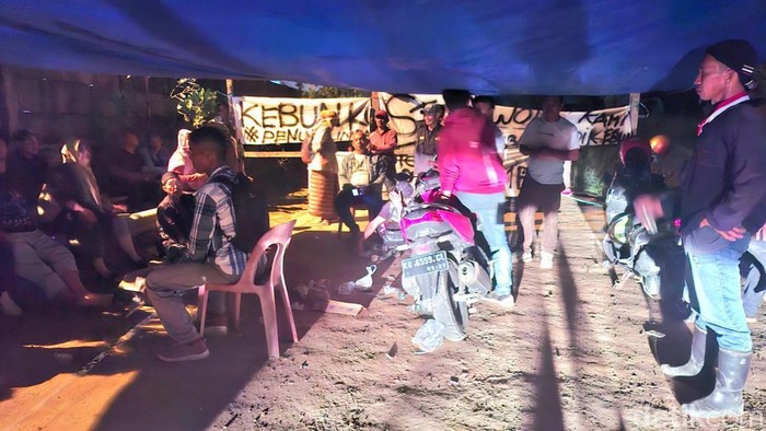 Warga Tarakan Bertahan, Blokade Akses Limbah PT PRI Puluhan warga di Tarakan, Kalimantan Utara, bertahan memblokade akses ke tempat pembuangan limbah milik PT PRI hingga malam. Warga didampingi Lembaga Adat Tidung Ulun Pagun (Latup).