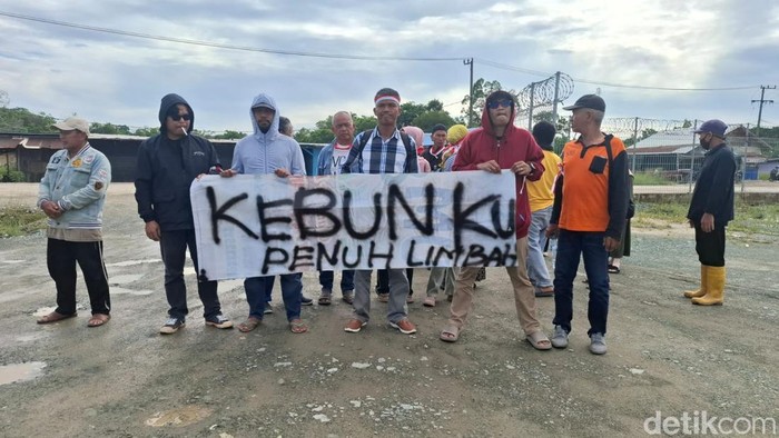 Warga Tarakan kembali blokade akses PT PRI Warga Tarakan kembali blokade akses PT PRI.