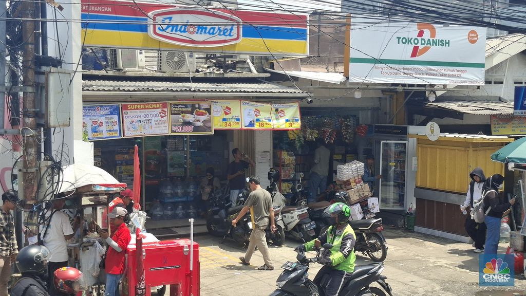 Warung madura yang menempel persis dengan Indomaret, di Petukangan Utara, Jakarta Selatan, Jumat, (31/10/2025). (CNBC Indonesia/Chandra) Warung madura yang menempel persis dengan Indomaret, di Petukangan Utara, Jakarta Selatan, Jumat, (31/10/2025). (CNBC Indonesia/Chandra)