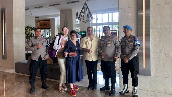 WNA Asal Rusia mengapresiasi pelayanan cepat Polres Kepulauan Seribu saat lapor kehilangan ponsel. WNA Asal Rusia mengapresiasi pelayanan cepat Polres Kepulauan Seribu saat lapor kehilangan ponsel.