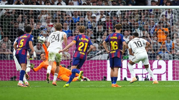 wojciech szczesny kylian mbappe el clasico laliga liga spanyol barcelona real madrid vs barcelona penalti MADRID, SPAIN - OCTOBER 26: Kylian Mbappe of Real Madrid takes a penalty kick which is saved by Wojciech Szczesny of FC Barcelona during the LaLiga EA Sports match between Real Madrid CF and FC Barcelona at Estadio Santiago Bernabeu on October 26, 2025 in Madrid, Spain. (Photo by Angel Martinez/Getty Images)
