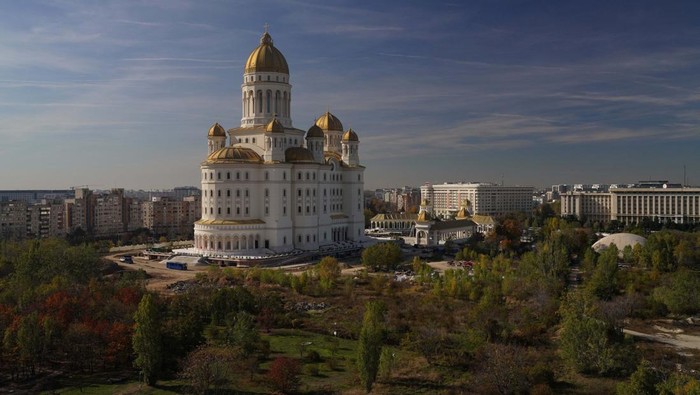 People wait in line to visit the National Cathedral, the world's largest Orthodox church, in Bucharest, Romania, October 30, 2025. REUTERS/Andreea Campeanu