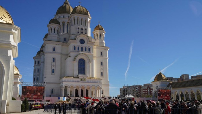 People wait in line to visit the National Cathedral, the world's largest Orthodox church, in Bucharest, Romania, October 30, 2025. REUTERS/Andreea Campeanu