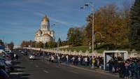 Warga antre untuk mengunjungi Katedral Penyelamatan Rakyat di Bukares, Rumania, Kamis (30/10/2025). REUTERS/Andreea Campeanu  
