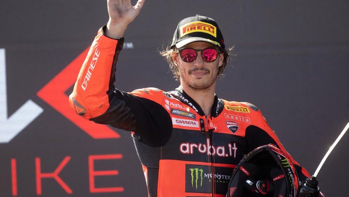 2242076480 JEREZ DE LA FRONTERA, SPAIN - OCTOBER 19: Nicolo Bulega from Italy riding for Aruba.IT Racing-Ducati celebrates on the podium after taking victories in the Superpole race and the second full length feature raceon day 3 of the 2025 World Superbikes Spanish Round at Circuito de Jerez on October 19, 2025 in Jerez de la Frontera, Spain. (Photo by Gold & Goose Photography/Getty Images)