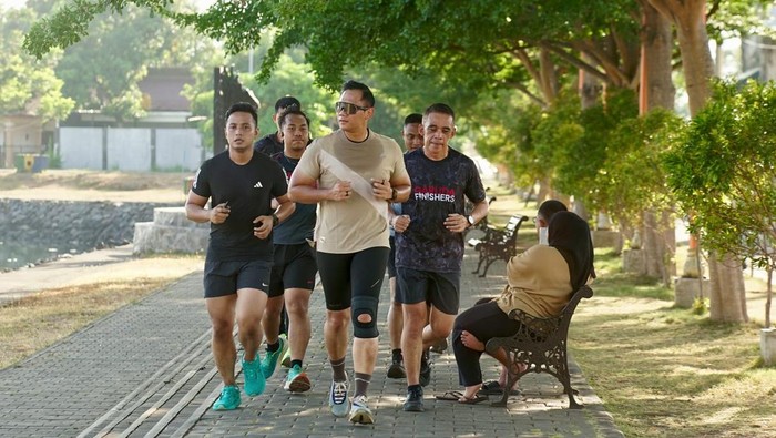 AHY menikmati keindahan kota Banyuwangi pada pagi hari dengan fun run. AHY menikmati keindahan kota Banyuwangi pada pagi hari dengan fun run.