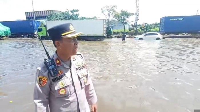 Kondisi banjir di Jalur Pantura Semarang, Sabtu (1/11/2025) pukul 13.00 WIB.
