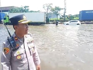 Jalur Pantura Semarang Masih Tergenang Siang Ini