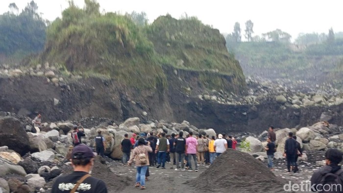 Bareskrim Polri melakukan penggerebekan tambang ilegal di lahan milik Balai Taman Nasional Gunung Merapi (BTNGM) di wilayah Kecamatan Srumbung, Kabupaten Magelang, Sabtu (1/11/2025).