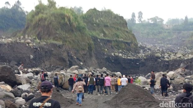 Bareskrim Polri melakukan penggerebekan tambang ilegal di lahan milik Balai Taman Nasional Gunung Merapi (BTNGM) di wilayah Kecamatan Srumbung, Kabupaten Magelang, Sabtu (1/11/2025).