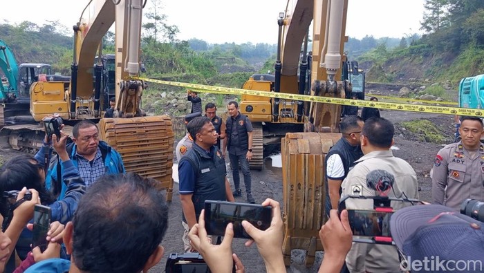 Bareskrim Polri menggerebek tambang ilegal di lahan  Balai Taman Nasional Gunung Merapi (BTNGM) di wilayah Kecamatan Srumbung, Kabupaten Magelang, Sabtu (1/11/2025).