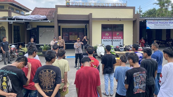 Belasan anggota geng motor di Mapolsek Bukit Intan.
