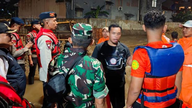 Brimob Polda Metro turun bantu evakuasi korban banjir di Pondok Aren, Tangsel. Brimob Polda Metro turun bantu evakuasi korban banjir di Pondok Aren, Tangsel, Jumat (31/10/2025) malam.