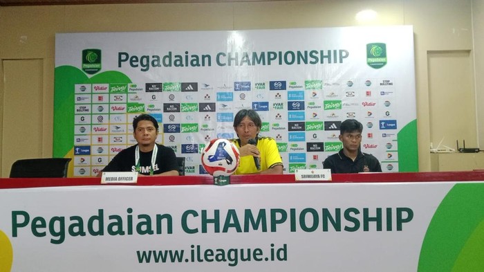 Budi Sudarsono dan Sutan Zico saat konferensi pers.