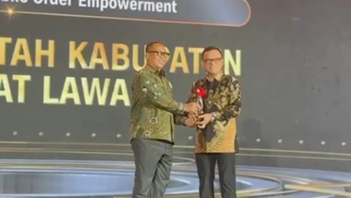 Bupati Empat Lawang saat menerima penghargaan CNN Indonesia Awards 2025. Bupati Empat Lawang saat menerima penghargaan CNN Indonesia Awards 2025.