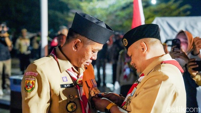 Bupati Karawang Aep Syaepuloh saat penyematan Bintang Karya Bakti Gerakan Pramuka