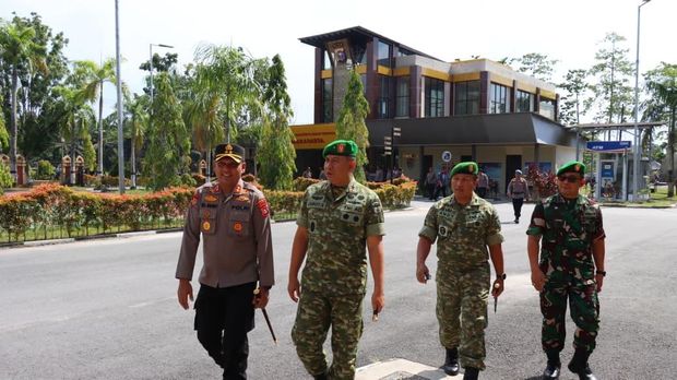 Danrem 031/Wira Bima, Brigjen TNI Jarot Suprihanto, melakukan penanaman pohon di Polres Siak, Jumat (31/10/2025).