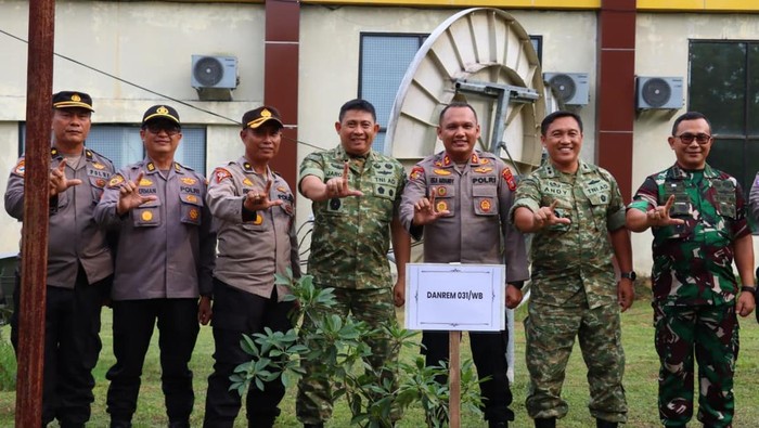Danrem 031/Wira Bima, Brigjen TNI Jarot Suprihanto, melakukan penanaman pohon di Polres Siak, Jumat (31/10/2025).