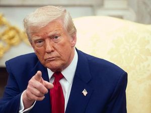 Trump Ancam Hancurkan Iran dalam Semalam Jika Tak Buka Hormuz, Harga Minyak Meroket