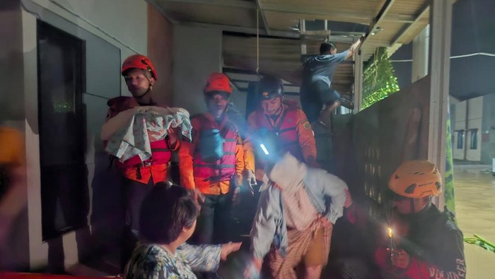 Evakuasi warga korban banjir di Jonggol Bogor akibat tanggul jebol