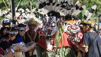 Sejumlah warga adat Dayak Bahau mengikuti ritual Hudoq Tahari dalam Festival Budaya Hudoq Bahau Busang di Dusun Loa Gagak, Desa Loa Kulu, Kutai Kartanegara, Kalimantan Timur, Sabtu (1/11/2025). ANTARA FOTO/M Risyal Hidayat