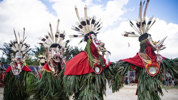Sejumlah warga adat Dayak Bahau menari saat ritual Hudoq Tahari dalam Festival Budaya Hudoq Bahau Busang di Dusun Loa Gagak, Desa Loa Kulu, Kutai Kartanegara, Kalimantan Timur, Sabtu (1/11/2025). Ritual adat tersebut dilakukan saat masa menugal (masa awal tanam padi) sebagai ungkapan rasa syukur serta memohon kepada sang pencipta agar ladang mereka tidak diganggu roh jahat. ANTARA FOTO/M Risyal Hidayat/nz