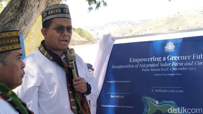 Gubernur NTT Emanuel Melkiades Laka Lena berbicara sebelum penandatangan peresmian PLTS Sudamala Resort di Pulau Seraya, Labuan Bajo, Manggarai Barat, Sabtu (1/11/2025).