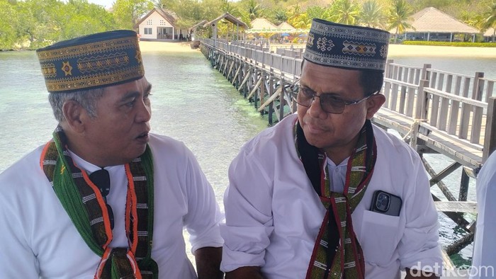 Gubernur NTT Emanuel Melkiades Laka Lena (kanan) dan Bupati Manggarai Barat Edistasius Endi berbincang di Jetty Sudamala Resort Seraya, Labuan Bajo, Manggarai Barat, NTT, Sabtu (1/11/2025).