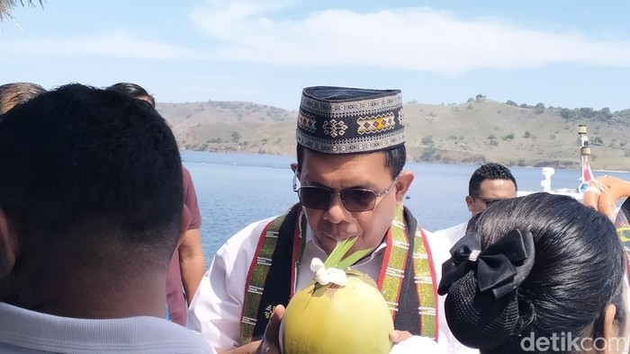 Gubernur NTT Emanuel Melkiades Laka Lena minum kelapa muda di Pulau Seraya, Labuan Bajo, Manggarai Barat, NTT, Sabtu (1/11/2025).
