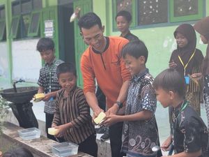 Keren! Guru PAI di Kediri Ajarkan Murid Cowok Cuci Piring-Setrika