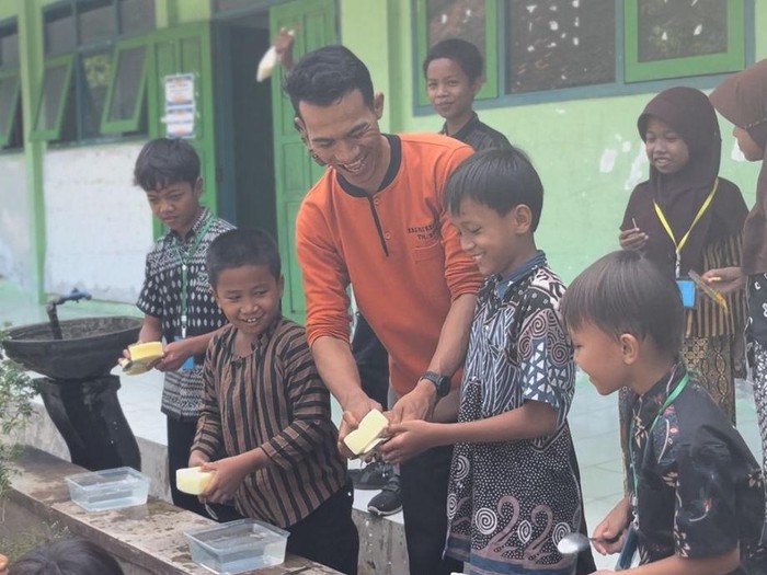 Keren! Guru PAI di Kediri Ajarkan Murid Cowok Cuci Piring-Setrika
