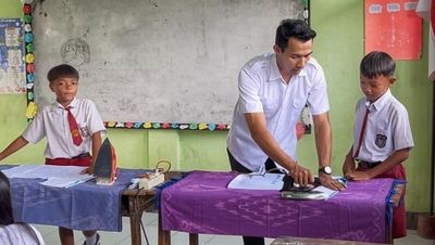 Potret Guru Viral Ajari Siswa Cowok Setrika-Cuci Piring, Terinspirasi Asmaul Husna