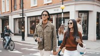 Sean Gelael dan Hana Malasan dikenal selalu romantis. Keduanya sering kulineran bersama saat liburan, salah satunya saat ngopi di London yang satu ini. Foto: Instagram/@hanamalasan
