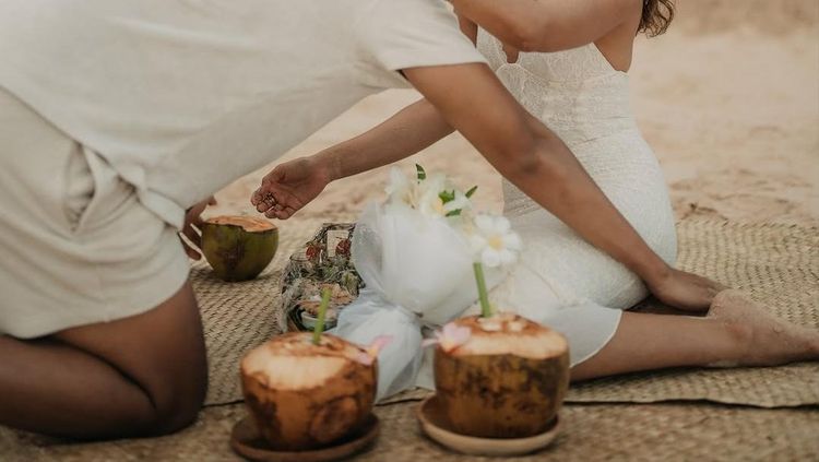 Romantis! Sean Gelael Lamar Hana Malasan saat Piknik di  Pantai Sumba